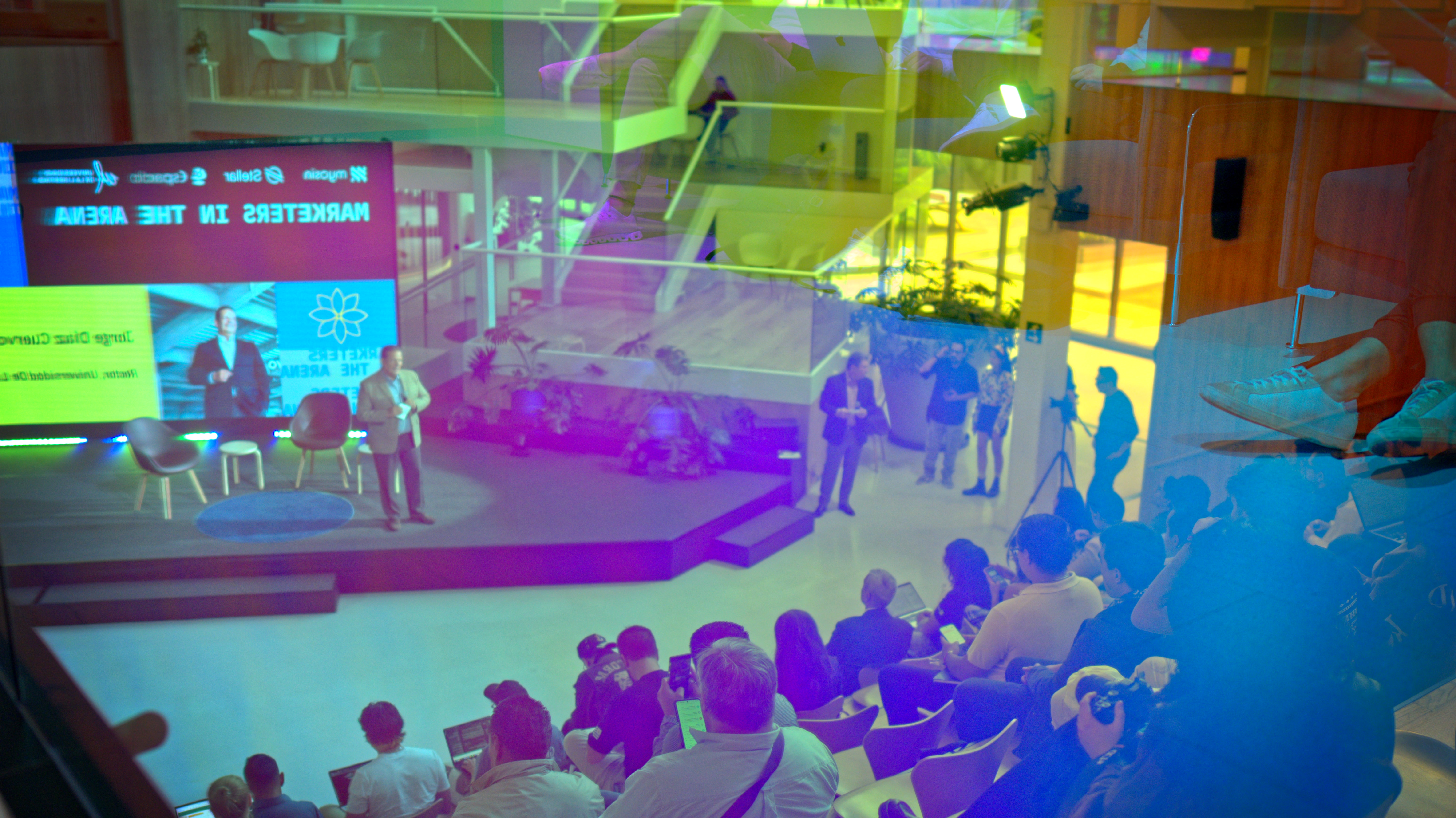 Audience gathered around the stage during Marketers in the Arena CDMX at Universidad de la Libertad.